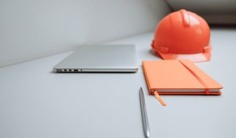 Szkolenie BHP wstępne online – czy wiesz, co powinno zawierać?